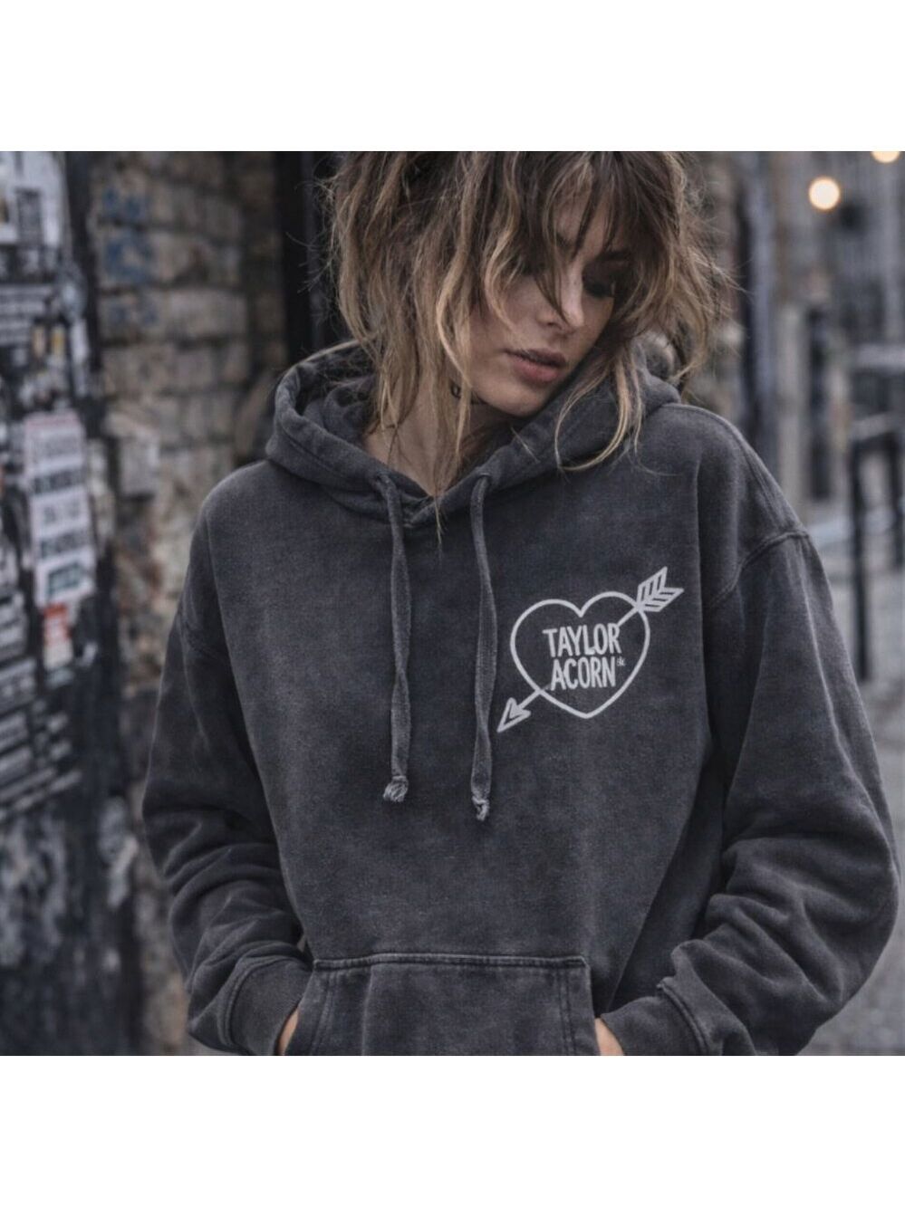 Taylor Acorn Graphic Hoodie – Size L